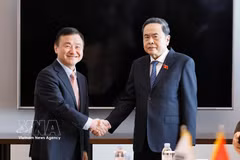 Le président de l’Assemblée nationale (AN) Trân Thanh Mân (droite) et, Roh Tae Moon, PDG et président de la division Device Experience (DX) ainsi que responsable du Mobile eXperience (MX) chez Samsung Electronics, en septembre 2026 à Séoul. Photo: VNA