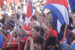 Des Cubains participent à un rassemblement dans la capitale La Havane, le 16 avril 2026 au matin, affichant leur détermination et leur confiance dans la voie du socialisme. Photo: VNA