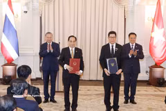 Le secrétaire général du Parti communiste du Vietnam (PCV) et président vietnamien, To Lam, et le Premier ministre thaïlandais, Anutin Charnvirakul, à la cérémonie d'échange de plusieurs accords de coopération. Photo: VNA