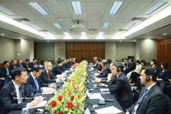 Entretien entre le dirigeant Tô Lâm et le Premier ministre singapourien Lawrence Wong, en mars 2025. Photo: VNA