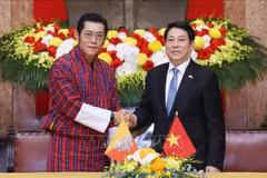 Le président vietnamien Luong Cuong (droite) et le roi du Bhoutan, Jigme Khesar Namgyel Wangchuck. Photo: VNA
