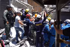 Les secouristes recherchent des victimes dans les décombres d’un immeuble effondré à la suite du séisme, à Manizales, en Colombie, le 10 août 2026. Photo: Xinhua/VNA
