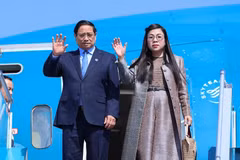 Le Premier ministre Pham Minh Chinh et son épouse rentrent à Hanoï, concluant avec succès leur tournée au Koweït, en Algérie et en Afrique du Sud. Photo: baochinhphu
