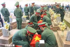 Cérémonie commémorative et d’inhumation des restes des soldats volontaires vietnamiens tombés. Photo: VNA