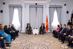 Le secrétaire général du Parti et président de la République, To Lam, rencontre, le 10 août, plusieurs intellectuels et scientifiques, éminents membres de l’Association des intellectuels et experts vietnamiens en Australie (VASEA). Photo: VNA