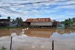 Environ 450 foyers de la commune d’Ia Hiao, province de Gia Lai, isolés en raison d’inondations provoquées par de fortes pluies. Photo: VNA
