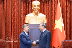 Le secrétaire général du Parti et président de la République, To Lam (droite) et le sous-secrétaire à la Marine des États-Unis, Hung Cao. Photo: VNA