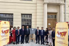 Cérémonie de réinstallation de la plaque commémorative dédiée au Président Hô Chi Minh sur la Place du journal La Marseillaise. Photo; VNA