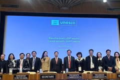 La délégation vietnamienne à la 224e session du Conseil exécutif de l’UNESCO, tenue à Paris. Photo: VNA