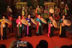 Un numéro artistique est présenté par la Troupe d'art des marionnettes de Hai Phong à la maison communale de Truc Cat, quartier de Le Chan. Photo : VNA