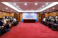 Cérémonie de signature d'onze accords de prêts japonais pour huit provinces du Nord. Photo: thoibaonganhang.vn