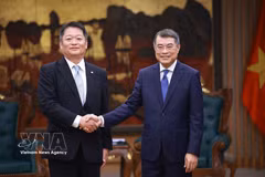 Le Premier ministre Le Minh Hung (droite) et Nagasaki Kotaro, gouverneur de la préfecture japonaise de Yamanashi. Photo: VNA