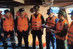 Remise de pêcheurs et de bateaux en détresse aux autorités chinoises. Photo: VNA