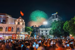 Des habitants de la capitale admirent un magnifique feu d’artifice au bord du lac Hoan Kiêm, à l’occasion du 80e anniversaire de la Fête nationale. Photo: VNA