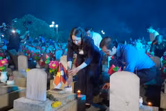 La vice-présidente de la République Vo Thi Anh Xuân rend hommage aux héros martyrs à Nghe An. Photo: VNA