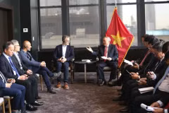Le vice-Premier ministre permanent Nguyên Hoa Binh rencontre José Fernández da Ponte, président de la Fondation de développement Stellar. Photo: VTV