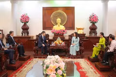 Nguyên Thi Ngoc Diêp, vice-présidente du Comité populaire de Can Tho (droite) et Tang Li, consul général de Chine à Hô Chi Minh-Ville. Photo: VNA