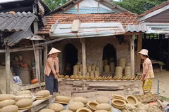 Situé sur les rives de la rivière Thu Bôn, le village de céramique de Thanh Ha perpétue un savoir-faire vieux de près de cinq siècles. Photo: VNA