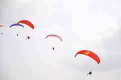 Plus de 30 pilotes nationaux et étrangers au premier tournoi de parapente élargi de Ho Chi Minh-Ville