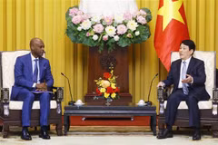 Le président de la République, Luong Cuong, et le ministre togolais des Affaires étrangères, de l'Intégration régionale et des Togolais de l'Extérieur, Robert Dussey. Photo: VNA