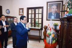 Le Premier ministre Pham Minh Chinh rend hommage, mardi après-midi 29 avril, à feu le président du Conseil des ministres Pham Hung. Photo: VNA