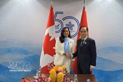 Le ministre des Affaires étrangères Le Hoai Trung rencontre la ministre canadienne des Affaires étrangères, Anita Anand, en juillet à Manille (Philippines). Photo: VNA