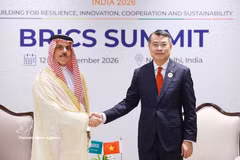 Le Premier ministre Lê Minh Hung (droite) et le prince Faisal bin Farhan Al Saud, chef de la délégation saoudienne et ministre des Affaires étrangères, en septembre 2026 en Inde. Photo: VNA