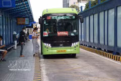 De nombreux habitants de Hô Chi Minh-Ville profitent de la gratuité des bus. Photo : VNA