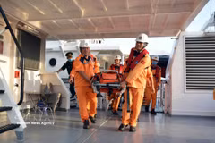 Transport du patient étranger à terre pour recevoir des soins. Photo: VNA