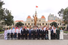 À l’occasion du 81e anniversaire de la Révolution d’Août et de la Fête nationale du 2 septembre, les dirigeants de Hô Chi Minh-Ville rendent hommage, le 26 août, au Président Hô Chi Minh. Photo: VNA
