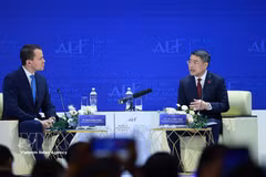 Le Premier ministre Lê Minh Hung (droite) et Stephan Mergenthaler, directeur général du Forum économique mondial (WEF). Photo: VNA