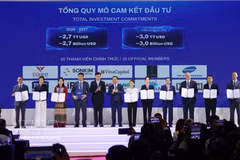 Le président du Comité populaire de Hô Chi Minh-Ville, Nguyên Van Duoc, remet le certificat de membre du Centre financier international du Vietnam à Hô Chi Minh-Ville aux 10 entités fondatrices. Photo : VNA