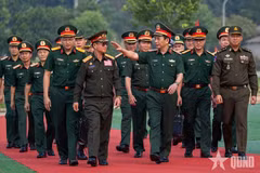 Le général Phan Van Giang, vice-Premier ministre et ministre vietnamien de la Défense, le général Khamliang Outhakaysone, vice-Premier ministre et ministre lao de la Défense, et le général Tea Seiha, vice-Premier ministre et ministre cambodgien de la Défense. Photo: qdnd.vn