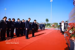 Le Premier ministre Le Minh Hung se rend, le 9 octobre au matin, au parc de l’Amitié Laos-Vietnam, à Vientiane, en compagnie de son homologue lao Saleumxay Kommasith. Les deux dirigeants déposent des gerbes de fleurs devant les monuments dédiés aux Présidents Ho Chi Minh, Kaysone Phomvihane et Souphanouvong. Photo: VNA
