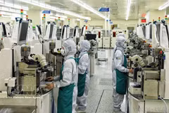 Chaîne de production de Hana Micron Vina, dans le parc industriel de Van Trung. Photo : VNA