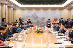 Le président de l’Assemblée nationale Trân Thanh Mân (gauche) et son homologue sud-coréen Cho Jeong Sik s'entretiennent à Séoul, le 7 septembre 2026. Photo: VNA