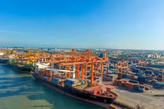 Chargement et déchargement de conteneurs dans un port maritime vietnamien. Photo : Vietnam+