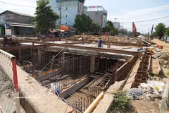 Le chantier de construction, avec la pose d’armatures métalliques et le coulage de béton recouvrant le canal souterrain, contribue à la collecte des eaux pluviales et à la lutte contre les inondations à Da Nang. Photo: VNA