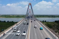 Le pont Nhât Tân – le plus grand pont à haubans du Vietnam enjambant le fleuve Rouge. Photo: VNA