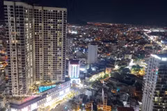 Nha Trang s’illumine à la nuit tombée, entre complexes résidentiels et infrastructures touristiques. Photo : VNA