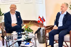 Les ambassadeurs de Norvège, Stein Iversen (droite), et de Suisse, Thomas Gass. Photo: VNA