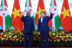 Le Premier ministre Pham Minh Chinh (droite) et le président burundais Évariste Ndayishimiye, en visite officielle au Vietnam du 3 au 6 avril 2025. photo: VNA