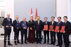 Le secrétaire général du Parti communiste du Vietnam et président de la République, Tô Lâm, et la Première ministre danoise, Mette Frederiksen, ainsi que les délégués vietnamien et danois. Photo: VNA
