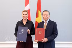 Le secrétaire général du Parti communiste du Vietnam et président de la République, Tô Lâm (droite) et la Première ministre danoise, Mette Frederiksen. Photo: VNA