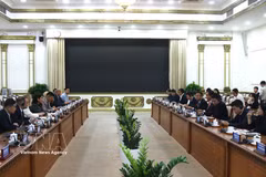 Le président du Comité populaire de Hô Chi Minh-Ville, Nguyên Van Duoc (droite) et Kelly Coldiron, sous-secrétaire adjointe au Commerce des États-Unis chargée de l’Asie et directrice exécutive par intérim du programme SelectUSA. Photo: VNA