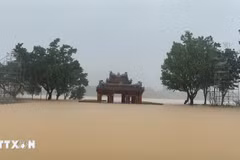 Dans la soirée du 3 novembre, le niveau des eaux de la rivière des Parfums, à Kim Long, a progressivement baissé . Photo: VNA