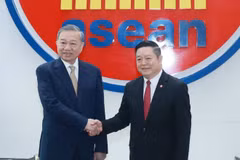 Le secrétaire général du Parti Tô Lâm (gauche) et le secrétaire général de l'ASEAN, Kao Kim Hourn. Photo: VNA
