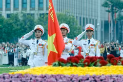 Cérémonie de lever du drapeau à Hanoi. Photo: VNA