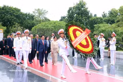 Le président Min Aung Hlaing, son épouse et la délégation de haut niveau du Myanmar déposent une gerbe et rendu hommage au Monument aux Héros morts pour la Patrie, rue Bac Son, à Hanoï. Photo: VNA