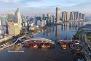 Clavage du pont piétonnier sur la rivière Saïgon